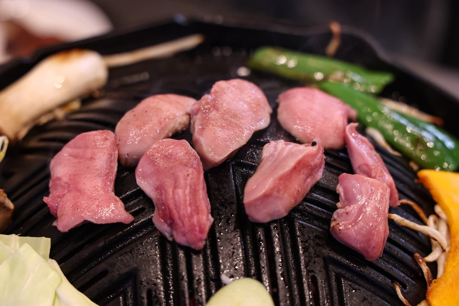 鍋で焼くラム肉