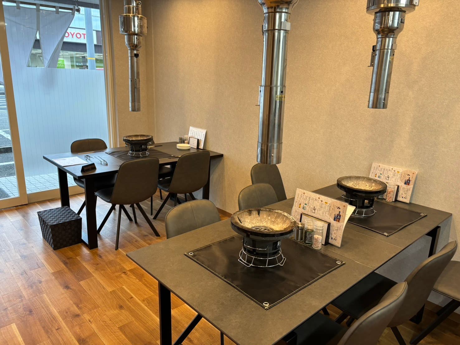 窓側のテーブル席