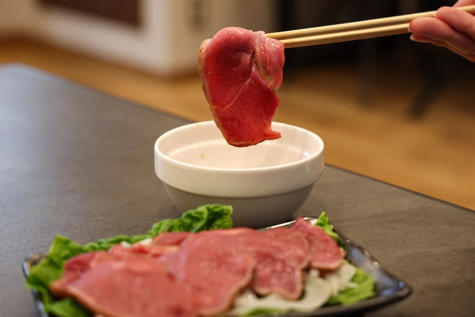 九州醤油ブレンドのタレにラム肉をつける